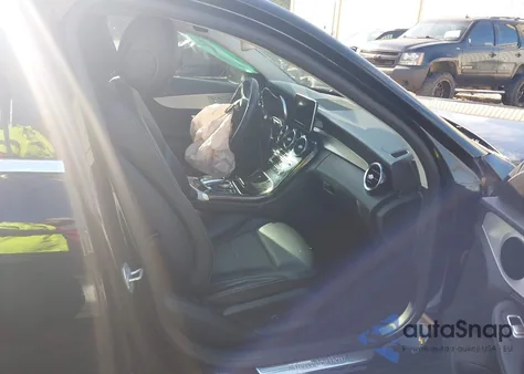 2016 Mercedes-Benz C 300 z USA, uszkodzony, nr VIN 55SWF4JB5GU131936